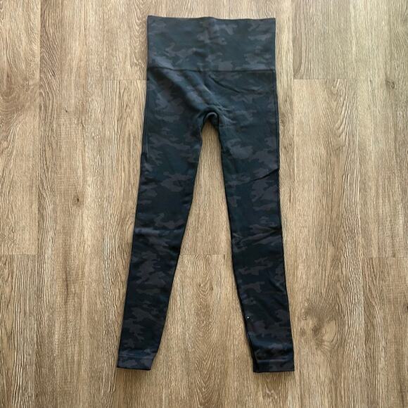 SPANX Look at Me Now Camo Seamless Leggings Black Small Shaping High Rise - Picture 4 of 4